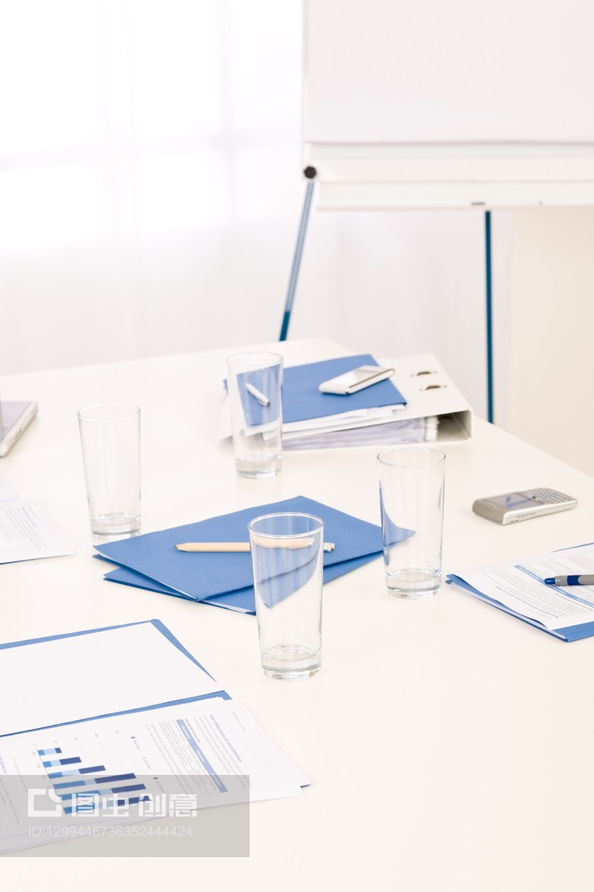 商務(wù)會(huì)議前 桌上辦公用品的精細(xì)準(zhǔn)備與銷售策略